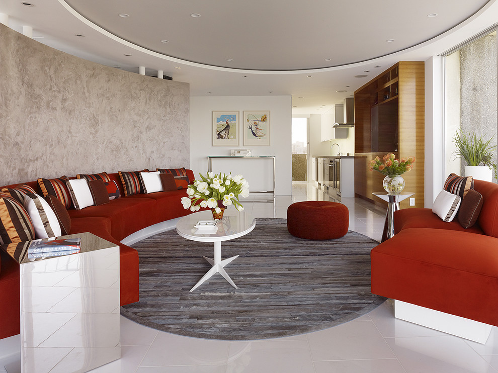 Foto di un piccolo soggiorno minimalista con pareti grigie e pavimento in marmo