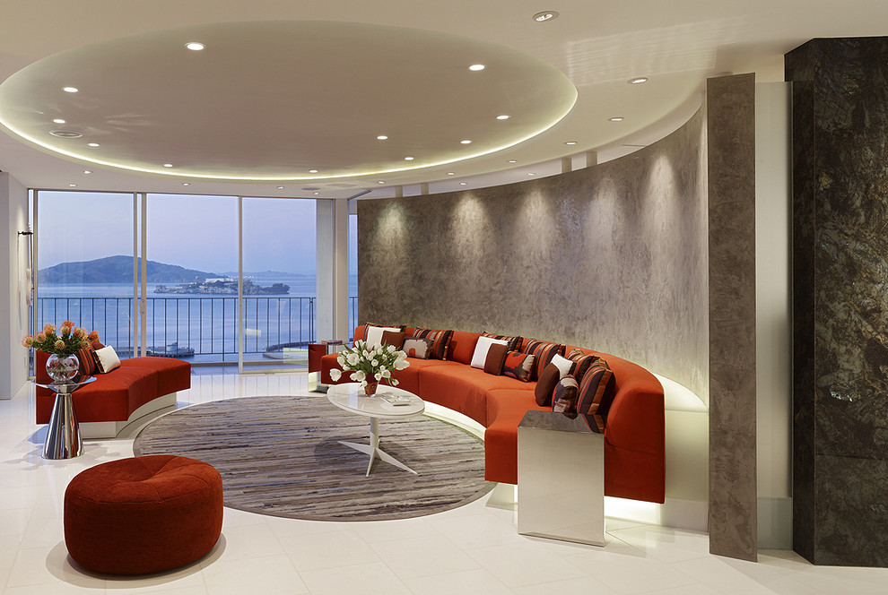 Cette image montre un petit salon minimaliste ouvert avec un sol en marbre.