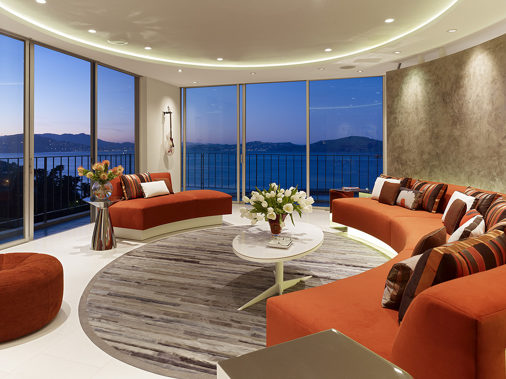Esempio di un piccolo soggiorno moderno aperto con pareti grigie, pavimento in marmo e tappeto