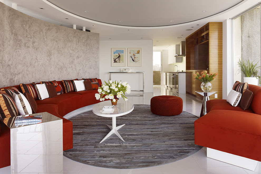 Esempio di un piccolo soggiorno minimalista aperto con pareti grigie e pavimento in marmo