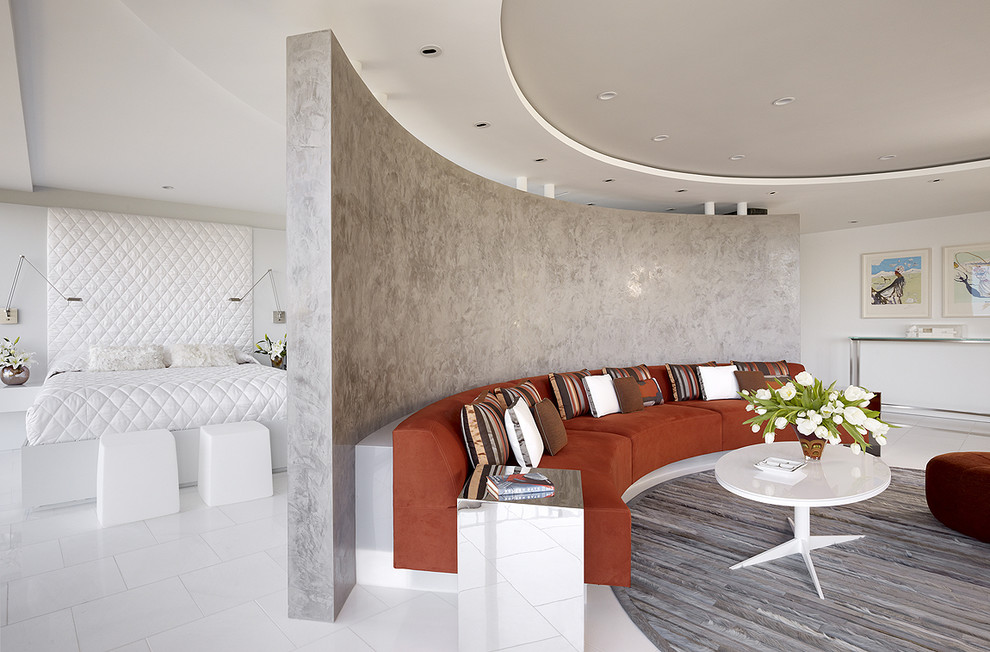 Ejemplo de salón moderno con paredes grises y suelo de mármol