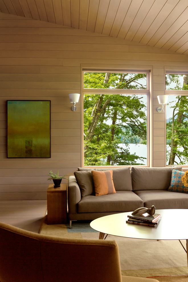 Diseño de salón para visitas abierto minimalista grande sin televisor con suelo de madera en tonos medios, paredes marrones y suelo marrón
