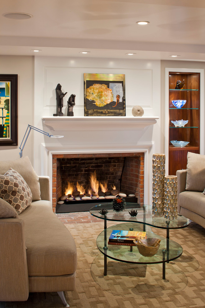 Mittelgroßes, Fernseherloses, Offenes Klassisches Wohnzimmer mit beiger Wandfarbe, hellem Holzboden, Kamin und Kaminumrandung aus Backstein in Boston