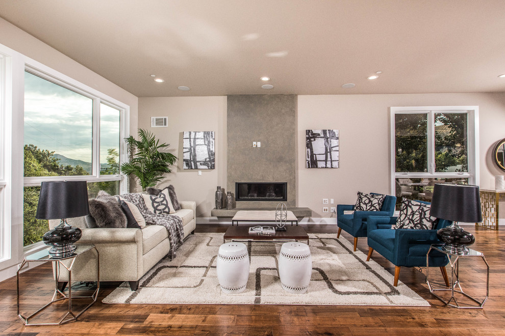 Großes, Fernseherloses, Offenes Modernes Wohnzimmer mit braunem Holzboden, beiger Wandfarbe, Gaskamin und braunem Boden in Los Angeles