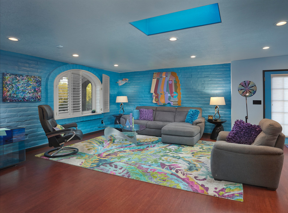 Großes, Fernseherloses, Offenes Stilmix Wohnzimmer ohne Kamin mit blauer Wandfarbe, braunem Holzboden und braunem Boden in Phoenix