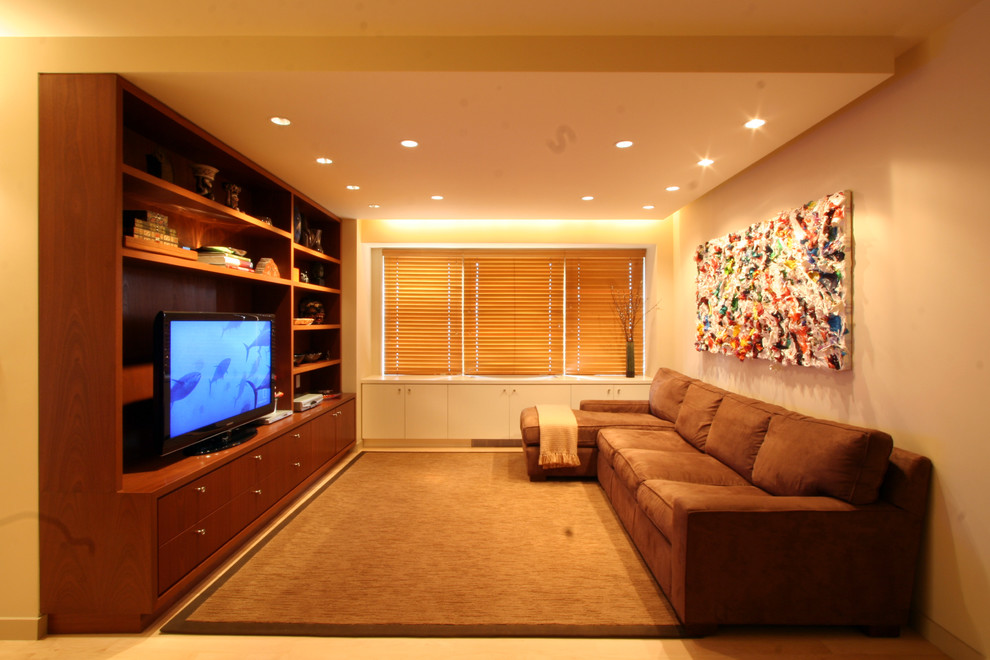 Ispirazione per un soggiorno minimalista di medie dimensioni e aperto con pareti beige, parquet chiaro e parete attrezzata