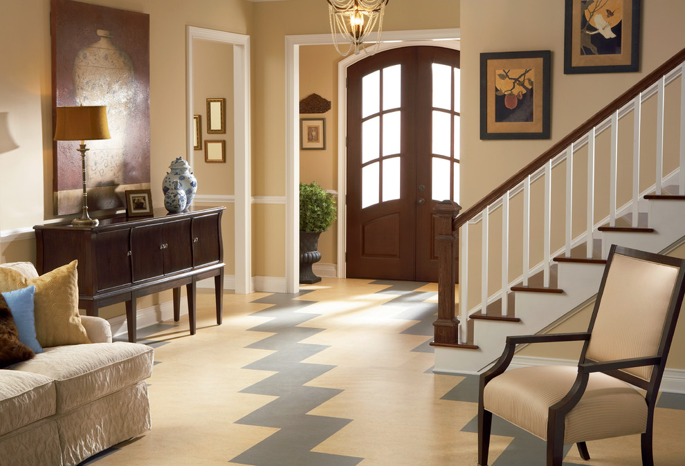 Modelo de salón abierto clásico grande con paredes beige y suelo de linóleo
