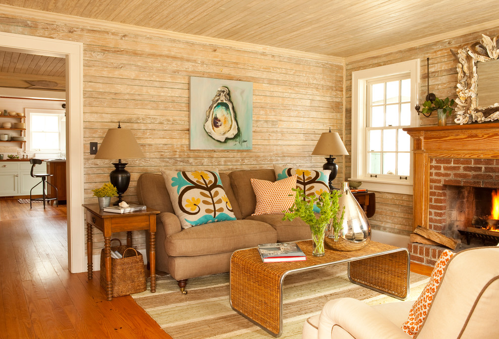 Klassisches Wohnzimmer mit braunem Holzboden, Kamin und Kaminumrandung aus Backstein in Atlanta