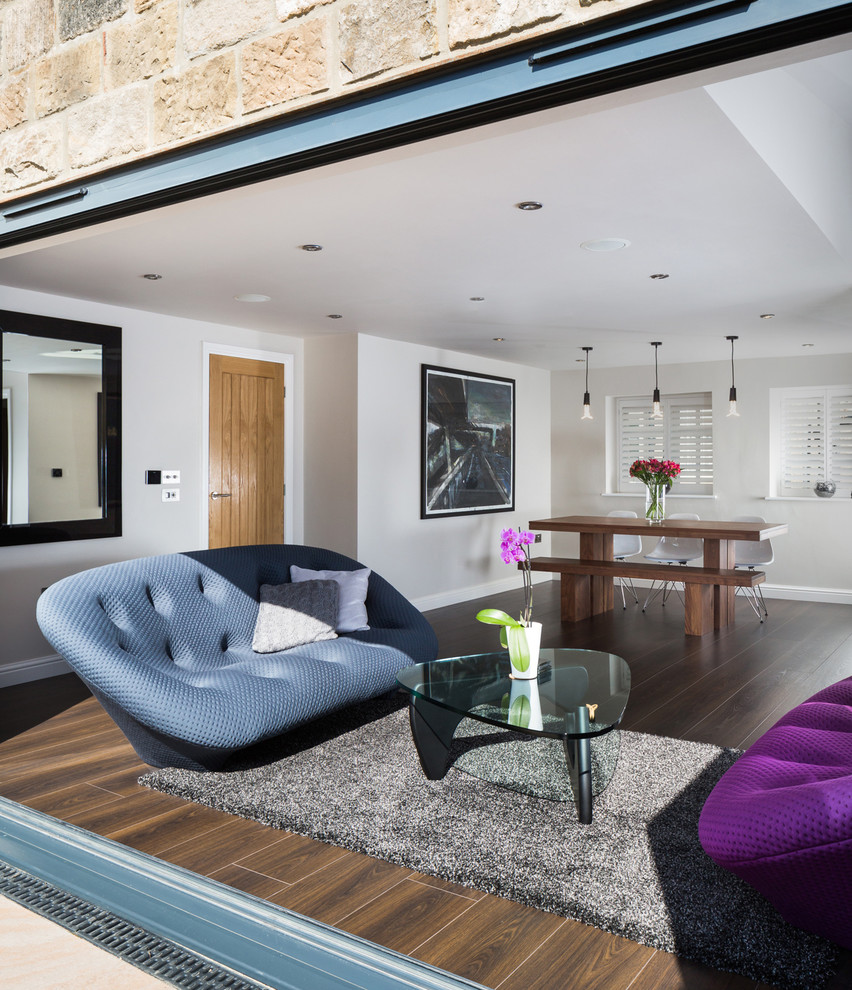 Идея дизайна: парадная, открытая гостиная комната в современном стиле с серыми стенами и паркетным полом среднего тона