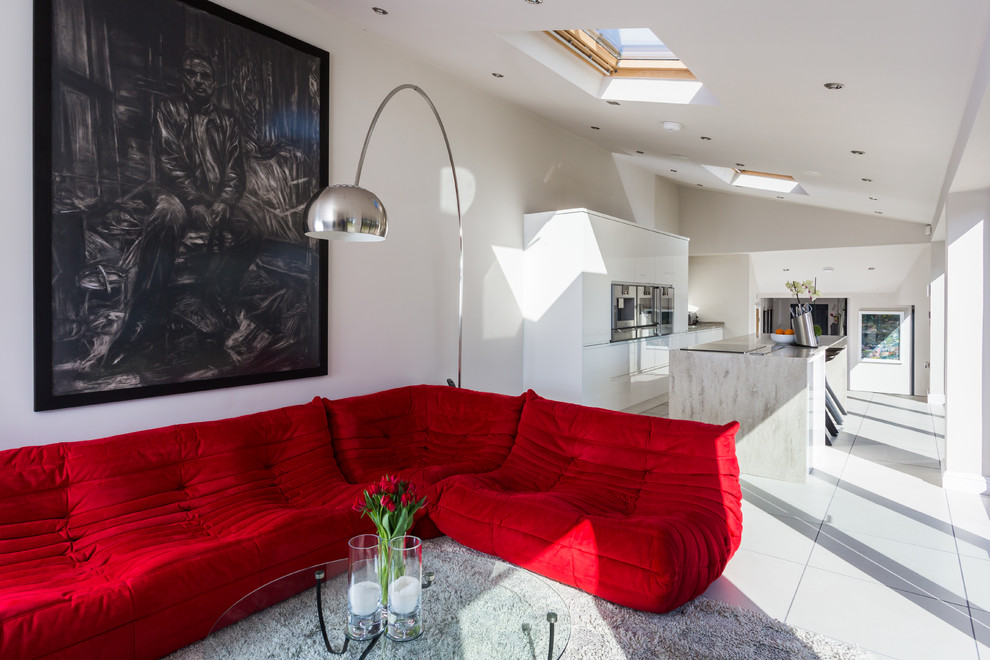 Свежая идея для дизайна: парадная, открытая гостиная комната в современном стиле с серыми стенами - отличное фото интерьера