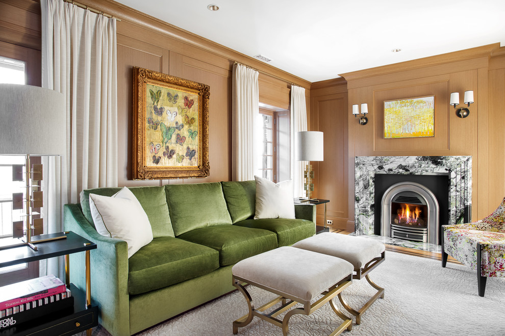 Idee per un soggiorno chic con sala formale, pavimento in legno massello medio e camino classico