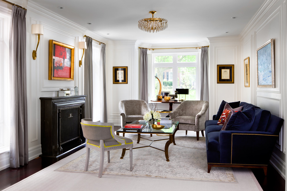 Стильный дизайн: гостиная комната в классическом стиле с белыми стенами и стандартным камином - последний тренд