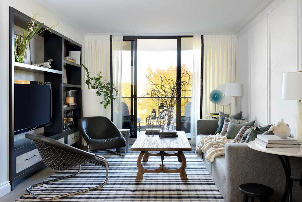 Esempio di un soggiorno chic con pareti bianche, TV a parete e pavimento multicolore