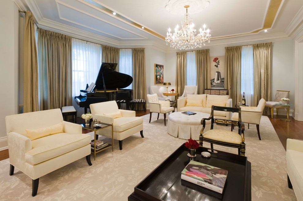 Foto de salón con rincón musical tradicional extra grande sin televisor con paredes blancas y cortinas