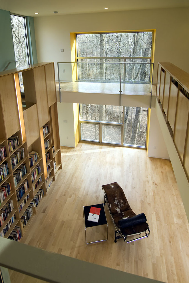 Cette photo montre un salon tendance avec une bibliothèque ou un coin lecture.