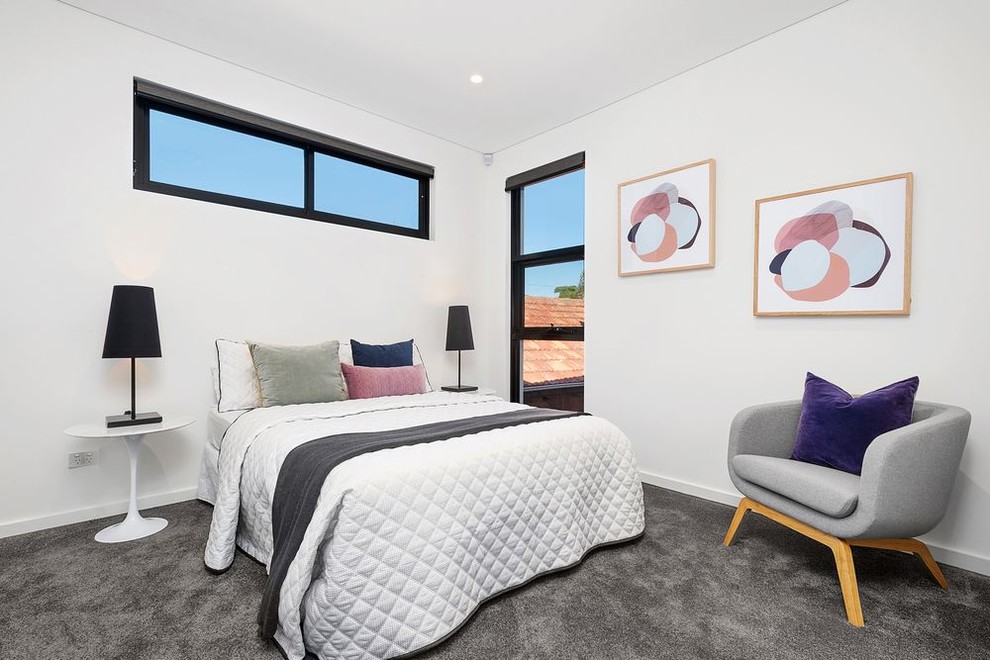 Modernes Wohnzimmer in grau-weiß mit weißer Wandfarbe, Teppichboden und grauem Boden in Sydney