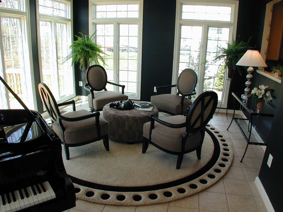 Стильный дизайн: гостиная комната среднего размера в классическом стиле с музыкальной комнатой и черными стенами - последний тренд