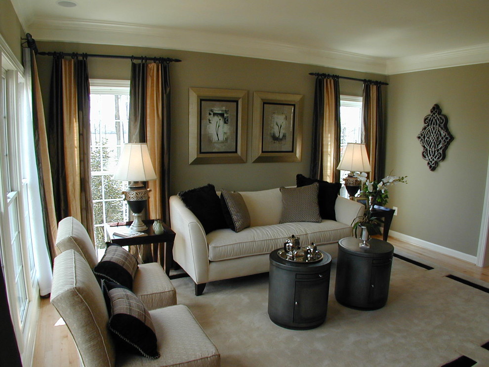 Свежая идея для дизайна: изолированная гостиная комната среднего размера в классическом стиле с красивыми шторами - отличное фото интерьера