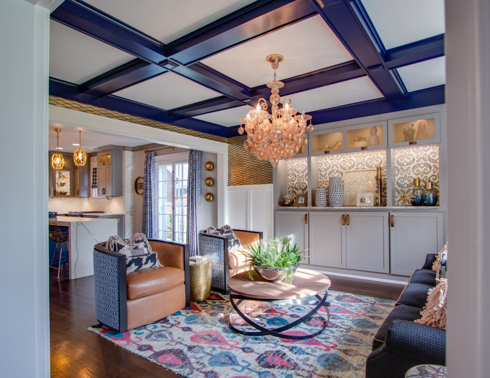 Klassisches Wohnzimmer mit dunklem Holzboden, braunem Boden, Kassettendecke, vertäfelten Wänden und Tapetenwänden in Sonstige