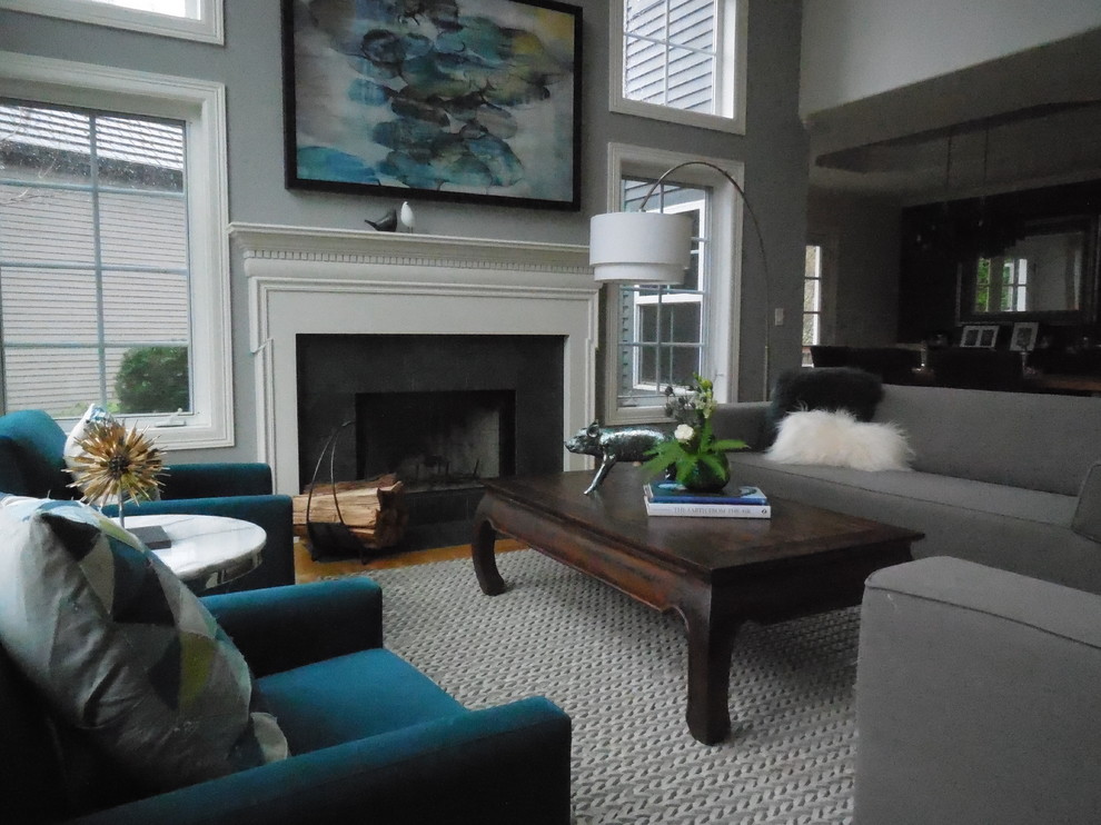 Источник вдохновения для домашнего уюта: открытая гостиная комната среднего размера в стиле модернизм с серыми стенами, светлым паркетным полом, стандартным камином и фасадом камина из камня без телевизора