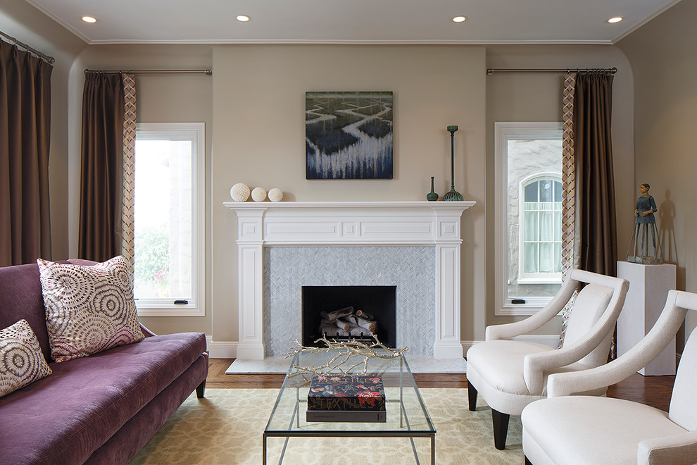 Foto di un soggiorno classico con sala formale, pareti beige, pavimento in legno massello medio, camino classico e nessuna TV