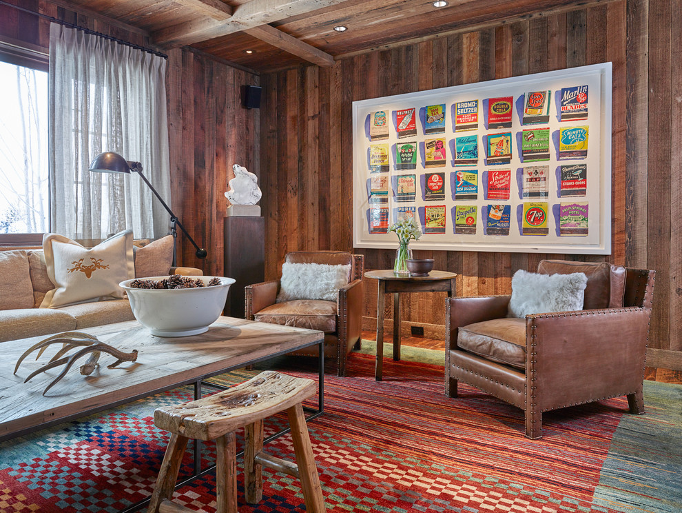 Пример оригинального дизайна: парадная гостиная комната в стиле рустика с коричневыми стенами и ковровым покрытием