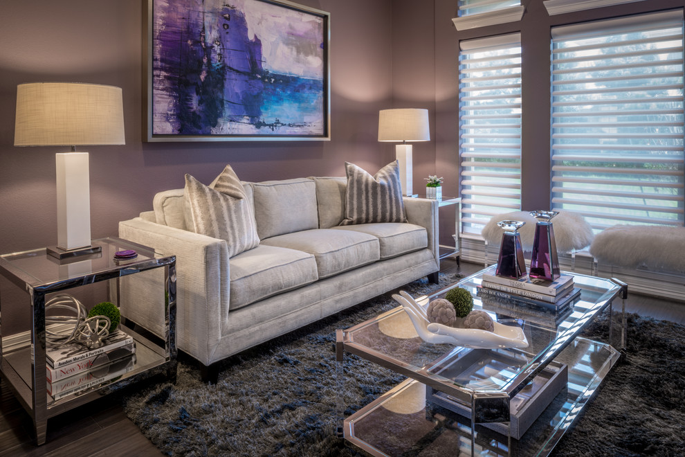 Esempio di un soggiorno minimalista di medie dimensioni e chiuso con sala formale, pareti viola e parquet scuro