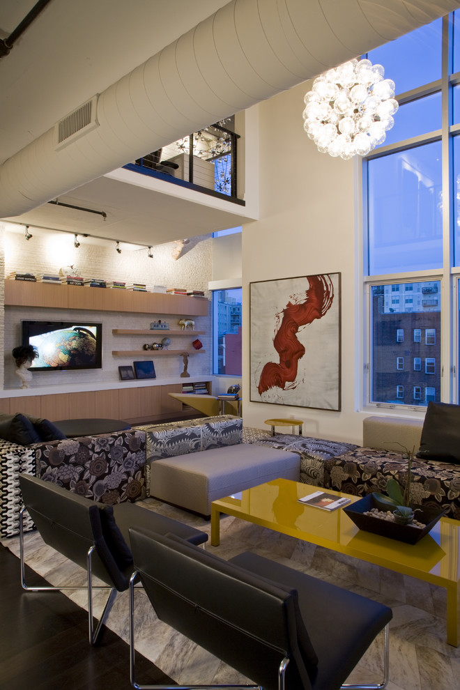 На фото: огромная гостиная комната в современном стиле с телевизором на стене