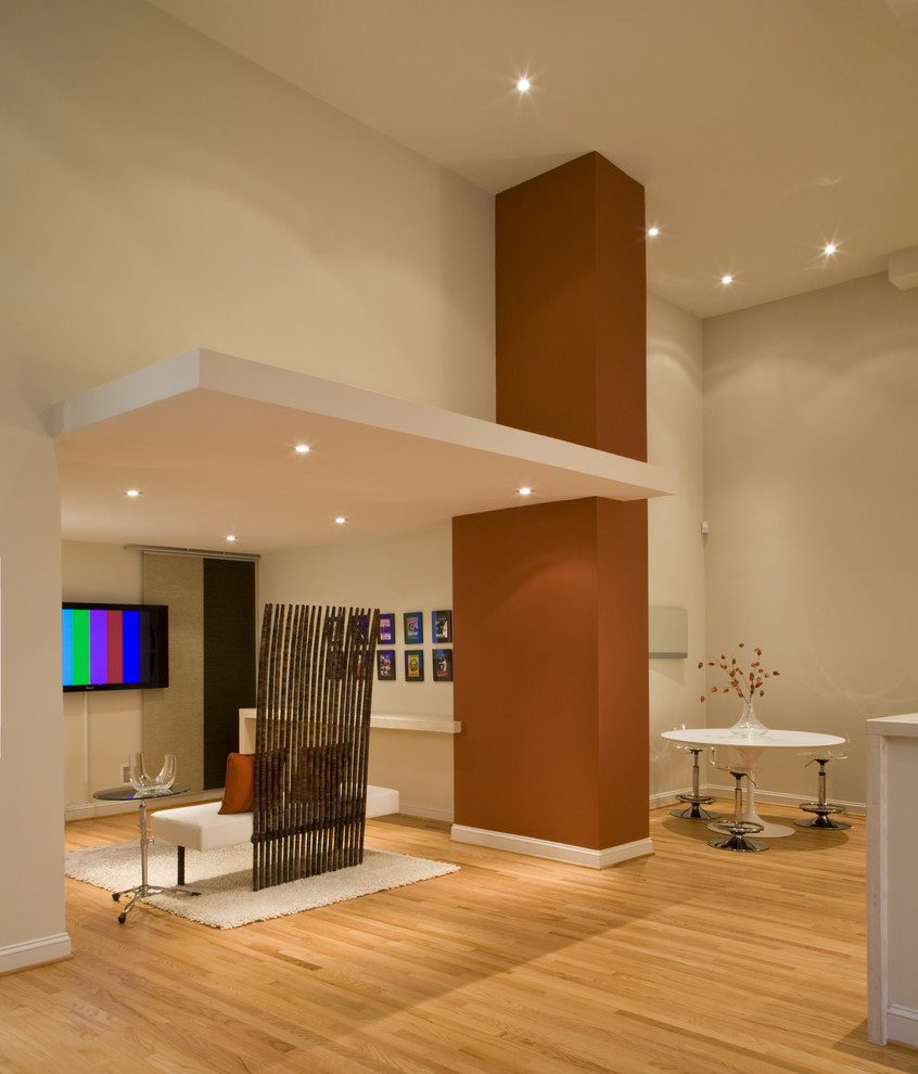 Ejemplo de salón moderno con suelo de madera clara
