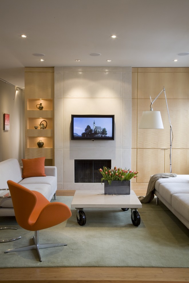 Пример оригинального дизайна: гостиная комната в современном стиле с телевизором на стене