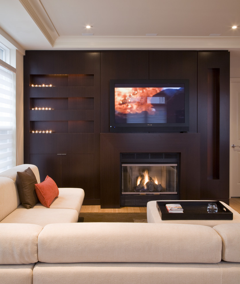 Свежая идея для дизайна: гостиная комната в стиле неоклассика (современная классика) с стандартным камином и телевизором на стене - отличное фото интерьера