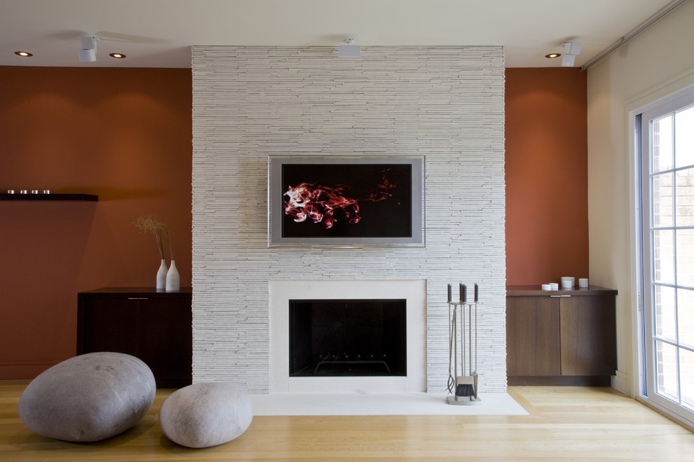 ワシントンD.C.にあるコンテンポラリースタイルのおしゃれなリビング (標準型暖炉、壁掛け型テレビ、アクセントウォール) の写真