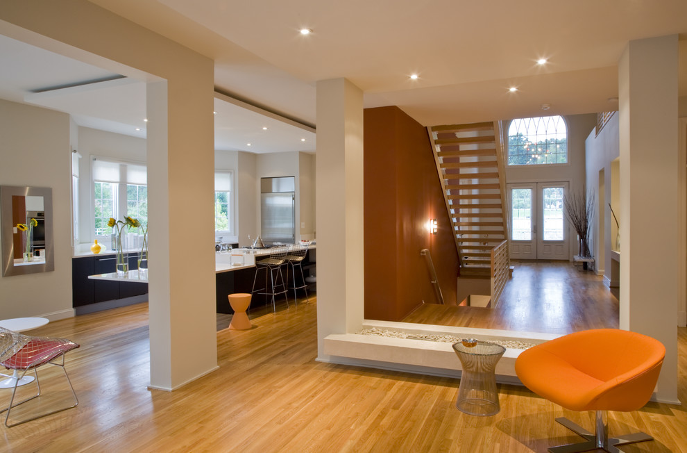 Свежая идея для дизайна: гостиная комната в стиле модернизм с белыми стенами и акцентной стеной - отличное фото интерьера