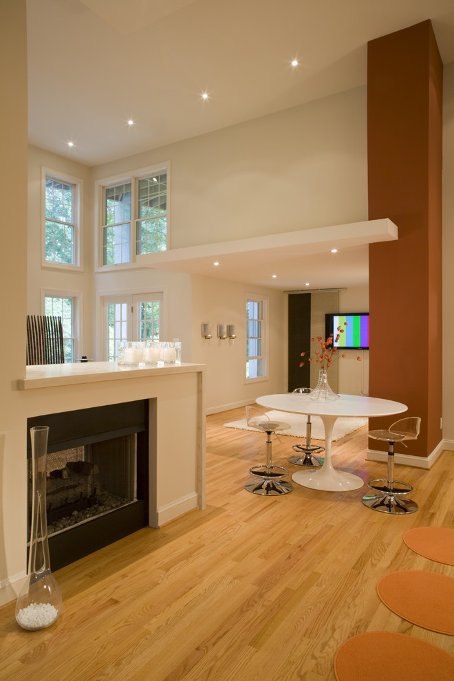Источник вдохновения для домашнего уюта: гостиная комната в стиле модернизм с двусторонним камином, телевизором на стене и акцентной стеной