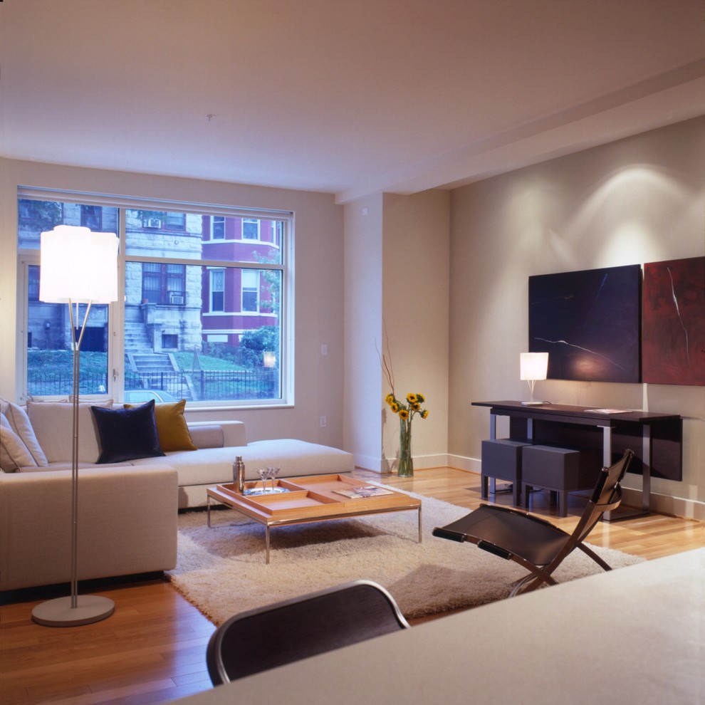 Пример оригинального дизайна: гостиная комната в стиле модернизм с белыми стенами и ковром на полу