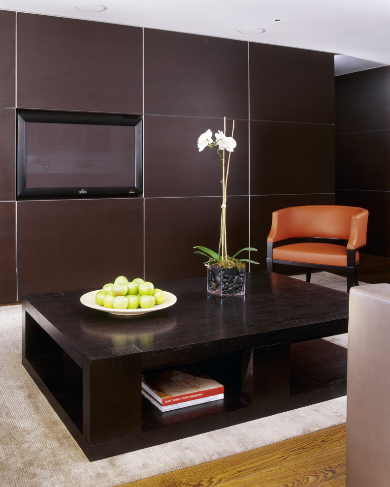 Idee per un soggiorno minimal con pareti marroni e parete attrezzata