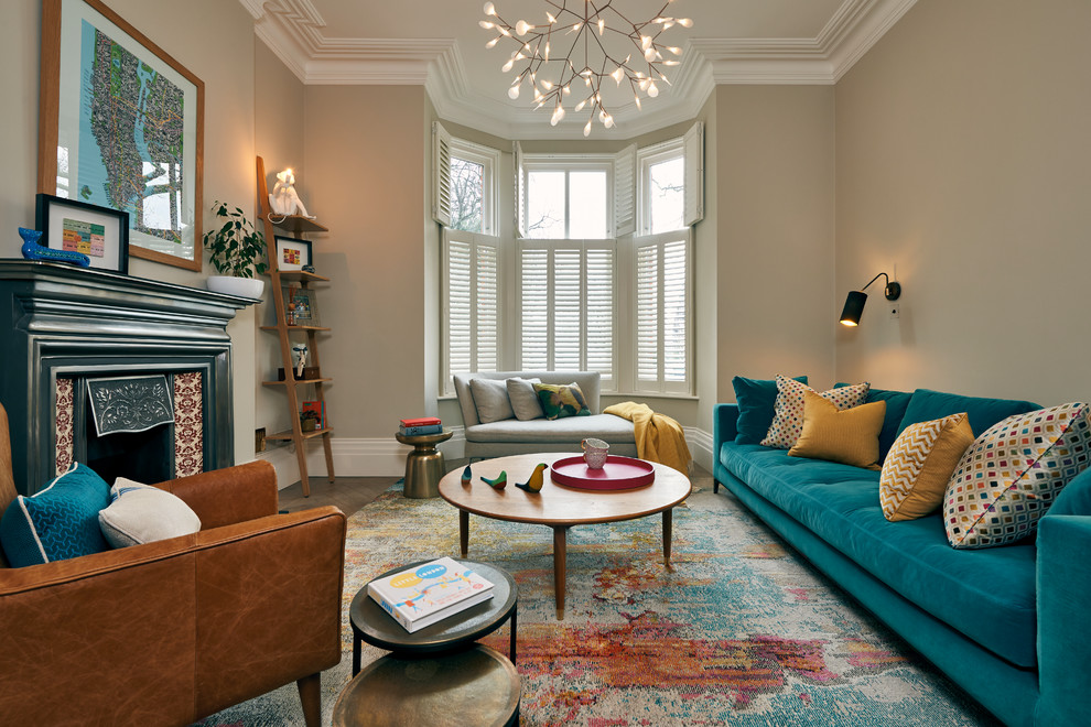 Mittelgroßes, Fernseherloses, Abgetrenntes Modernes Wohnzimmer mit beiger Wandfarbe, braunem Holzboden, Kamin, braunem Boden und Kaminumrandung aus Metall in London