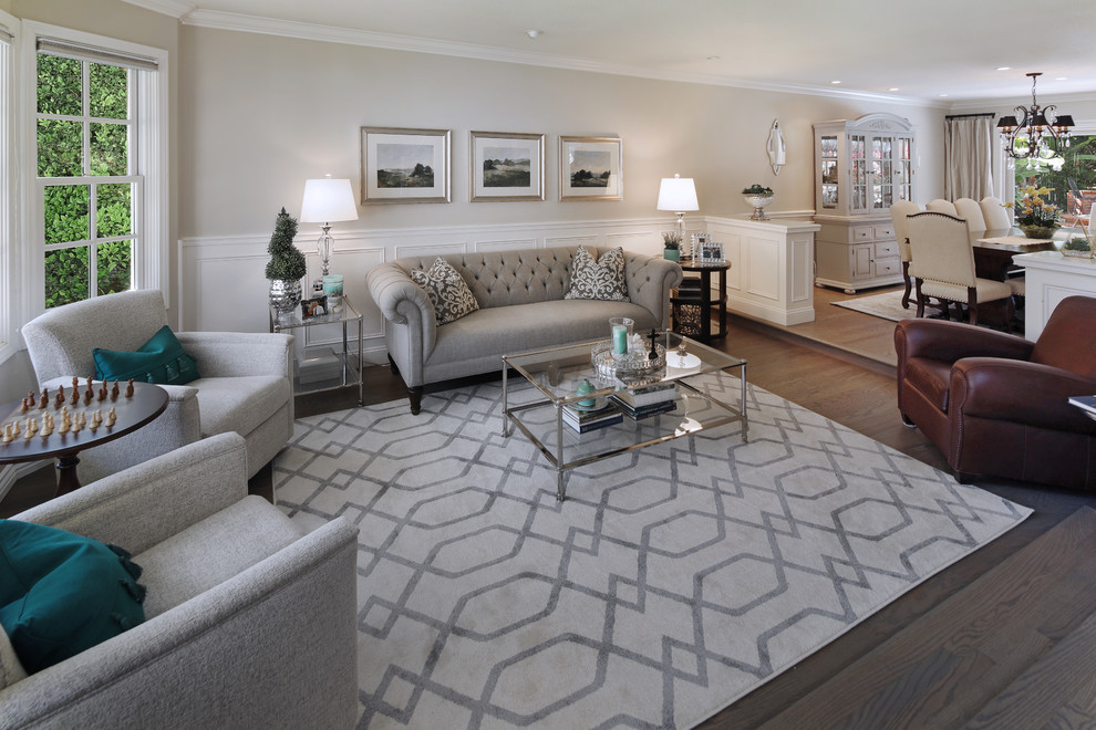 Großes, Repräsentatives, Fernseherloses, Offenes Klassisches Wohnzimmer ohne Kamin mit beiger Wandfarbe, braunem Holzboden und braunem Boden in Orange County
