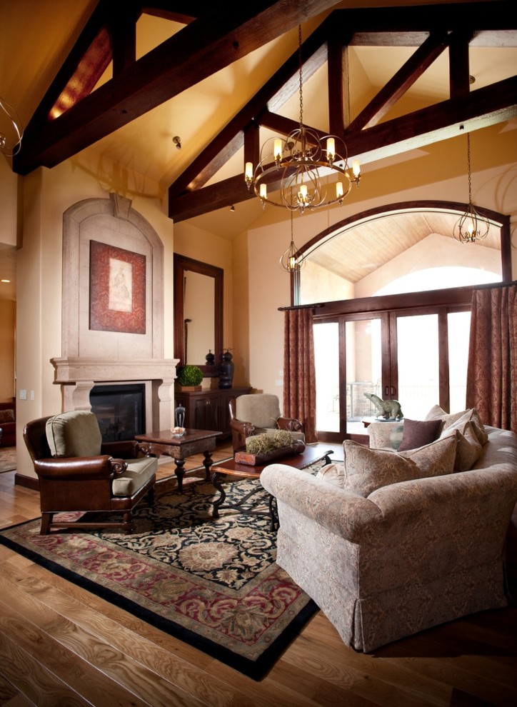 Esempio di un soggiorno classico con pareti beige e camino classico