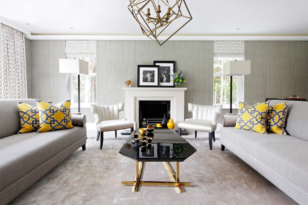Cette image montre un grand salon gris et jaune traditionnel fermé avec une salle de réception, un mur gris, moquette, une cheminée standard, un sol beige et du papier peint.