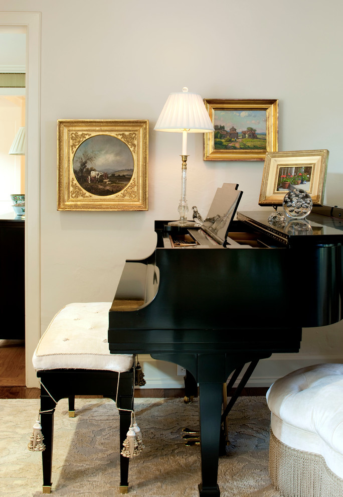 Идея дизайна: парадная, открытая гостиная комната в классическом стиле с белыми стенами и ковровым покрытием