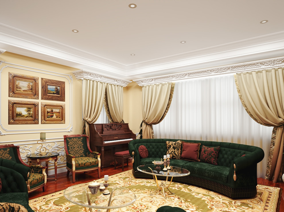 Стильный дизайн: открытая гостиная комната среднего размера в классическом стиле с с книжными шкафами и полками, желтыми стенами и темным паркетным полом - последний тренд