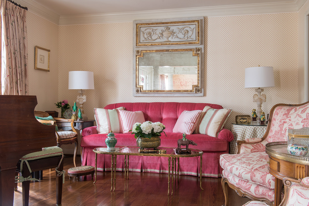 Foto di un piccolo soggiorno classico chiuso con sala formale, pareti rosa, pavimento in legno massello medio, nessun camino e nessuna TV