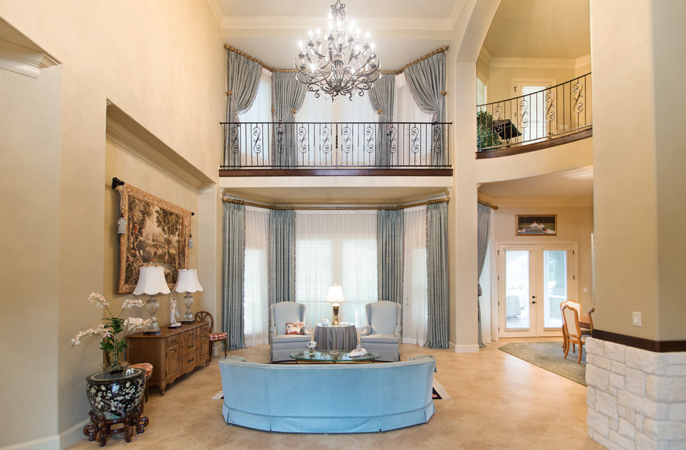 Пример оригинального дизайна: парадная, открытая гостиная комната среднего размера в классическом стиле с бежевыми стенами и полом из керамической плитки
