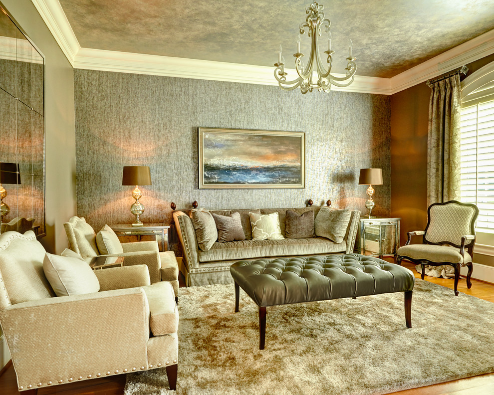 На фото: гостиная комната в классическом стиле с серыми стенами и красивыми шторами
