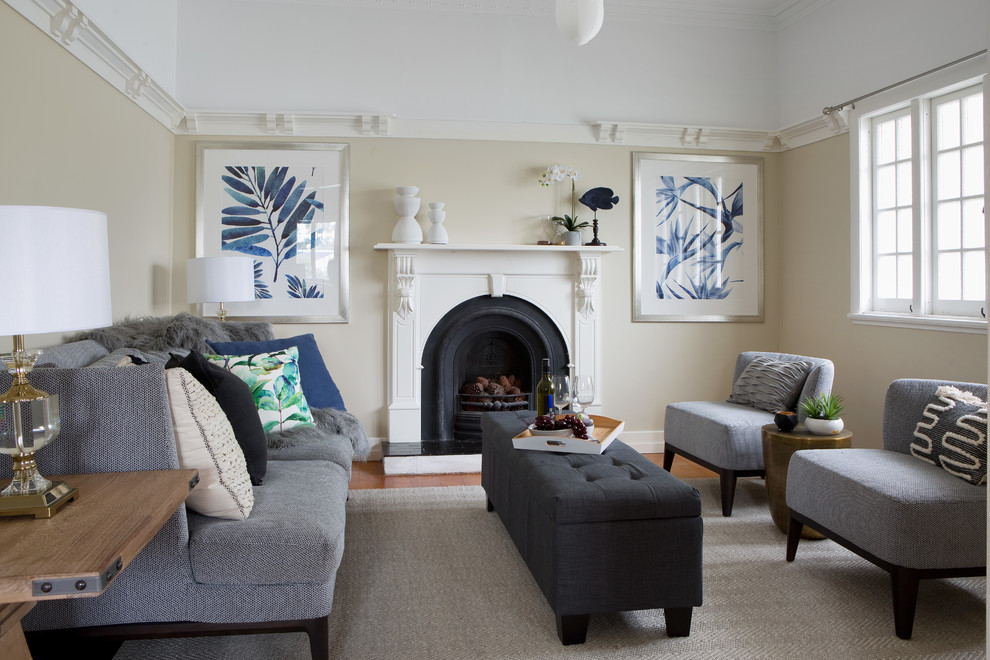 Klassisches Wohnzimmer mit beiger Wandfarbe, braunem Holzboden, Kamin und braunem Boden in Brisbane