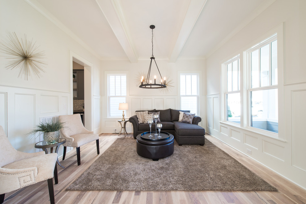 Foto de salón cerrado de estilo americano de tamaño medio con paredes blancas, suelo de madera clara y suelo beige