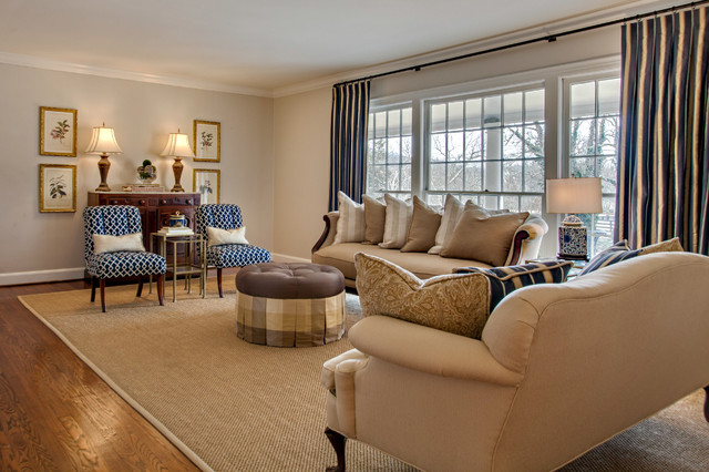 Formal Living Room - Reupholstered Family Heirloom Camel Back Sofa -  Klassisch - Wohnbereich - Nashville - von Marcelle Guilbeau, Interior  Designer | Houzz