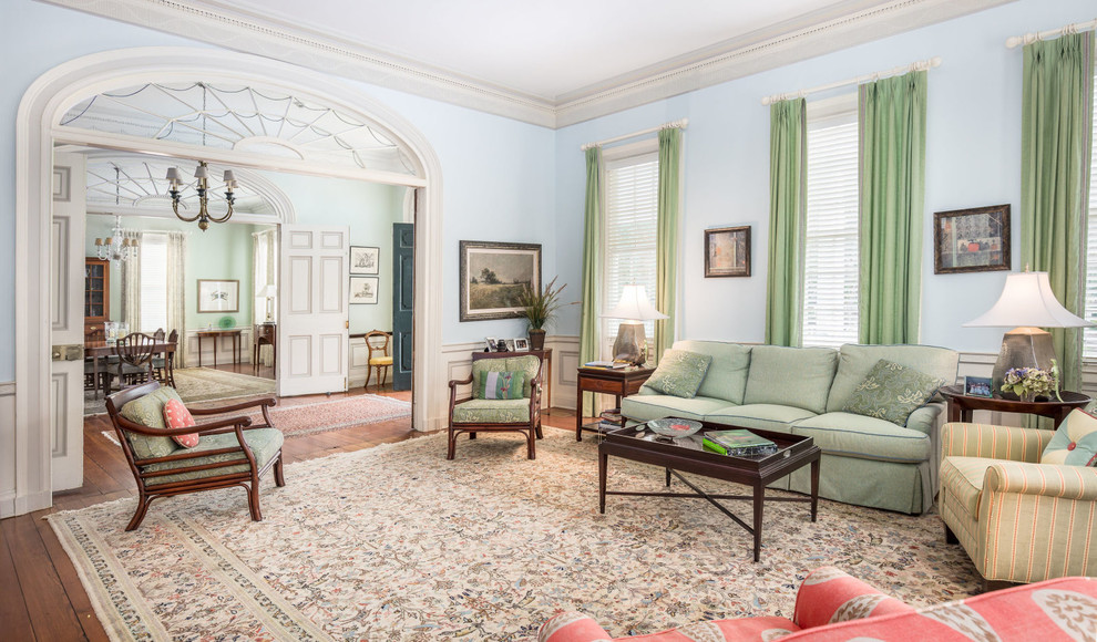 Imagen de salón para visitas cerrado tradicional con paredes azules y suelo de madera en tonos medios