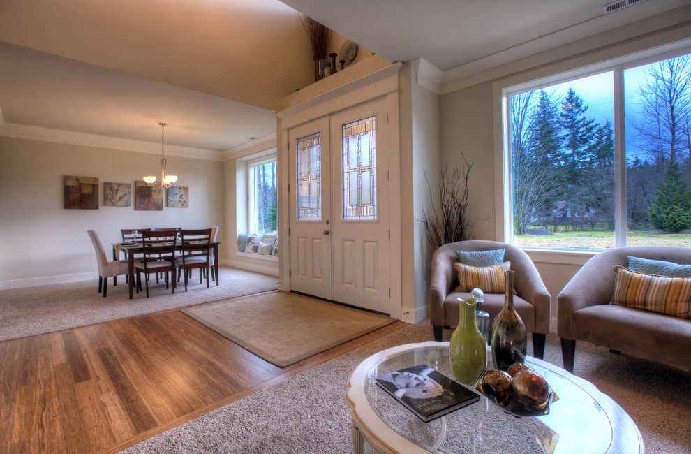 Cette photo montre un salon tendance de taille moyenne et ouvert avec une salle de réception, un mur beige, un sol en bois brun et un sol marron.